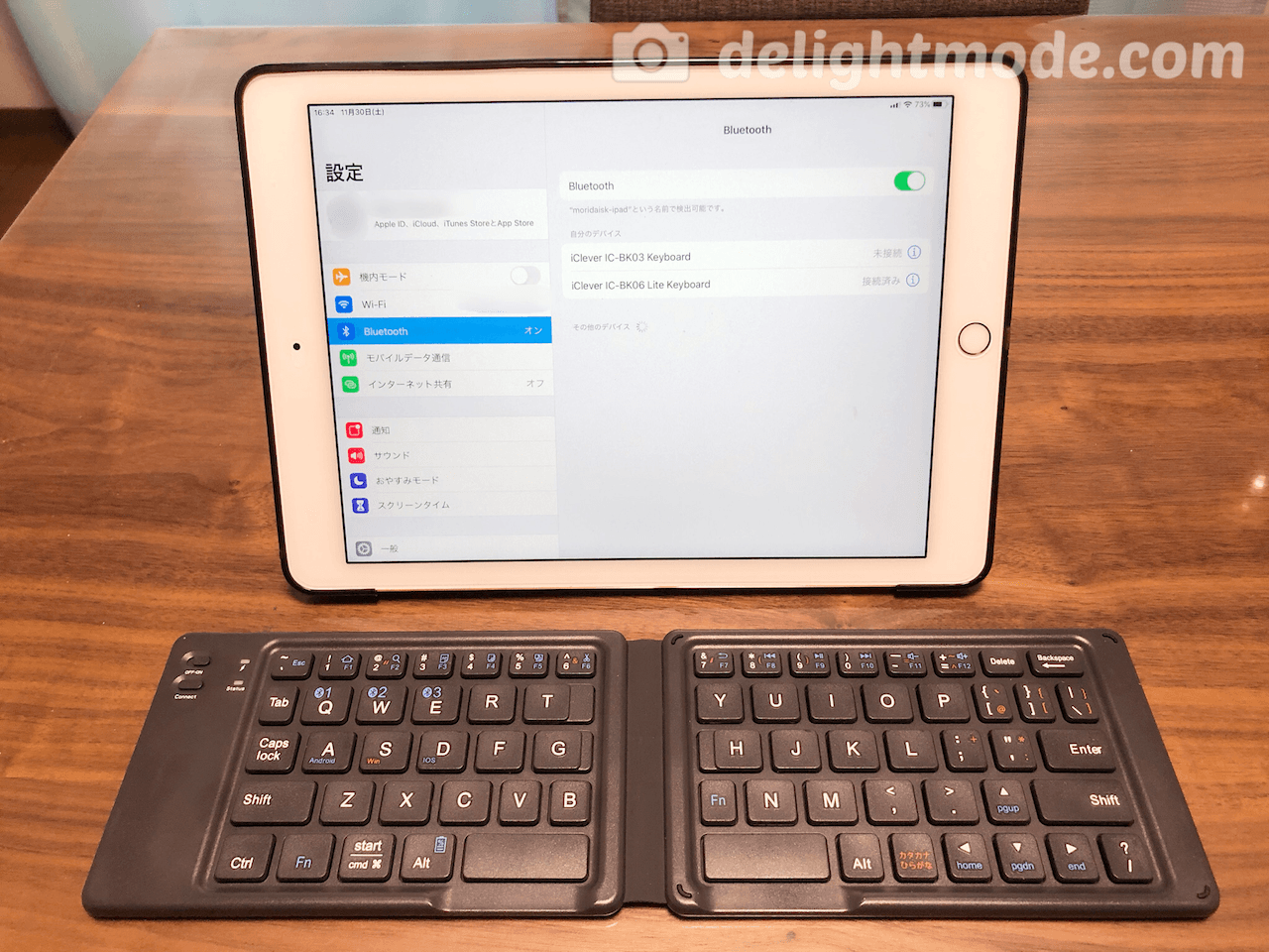 「iClever IC-BK06 Lite」BluetoothキーボードをiPadに接続したところの写真です。