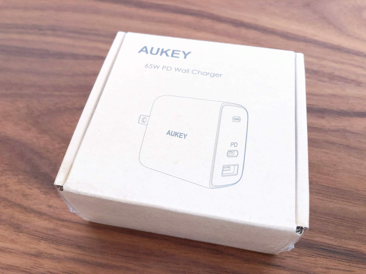 AukeyのUSB充電器「65W Omnia USB充電器 PA-B3」の写真です。