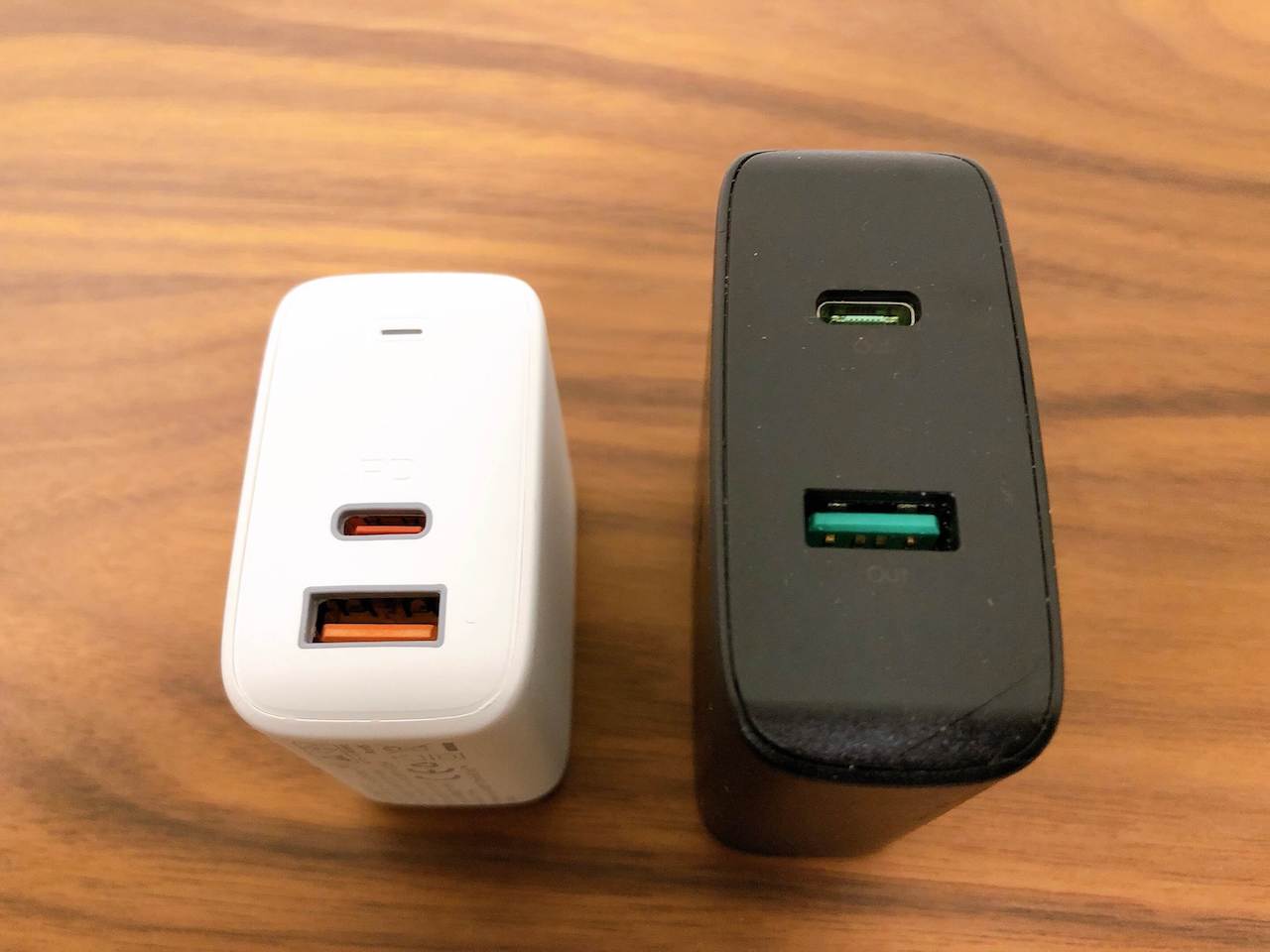 AukeyのUSB充電器「65W PA-B3」（白色）と「45W PA-Y10」（黒色）のUSBポート側を比較した写真です。