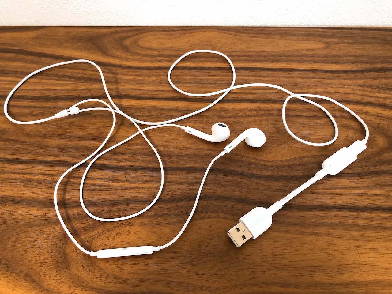 Anker（アンカー）の「USB to Lightning オーディオアダプター」にiPhone用のイヤホン「Ear Pods」を接続した写真です。